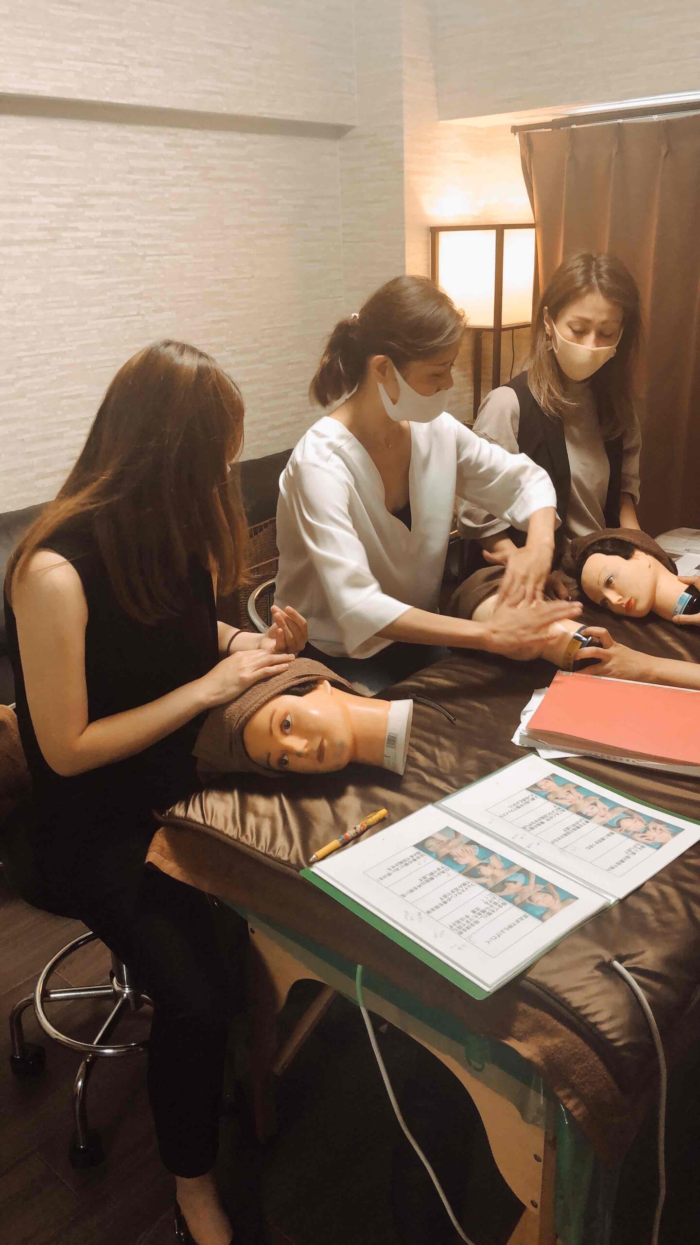 小顔リフトアップ技術を学ぶ受講生